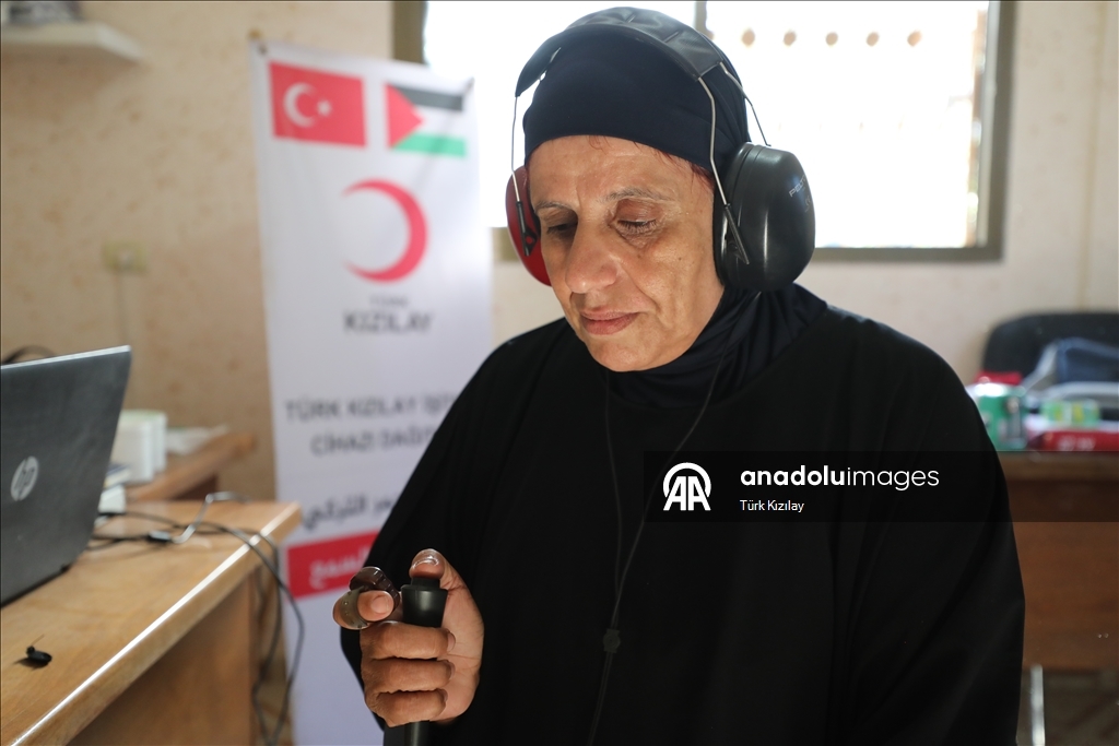 الهلال الأحمر التركي يوزع أجهزة سمعية لمتضررين في غزة