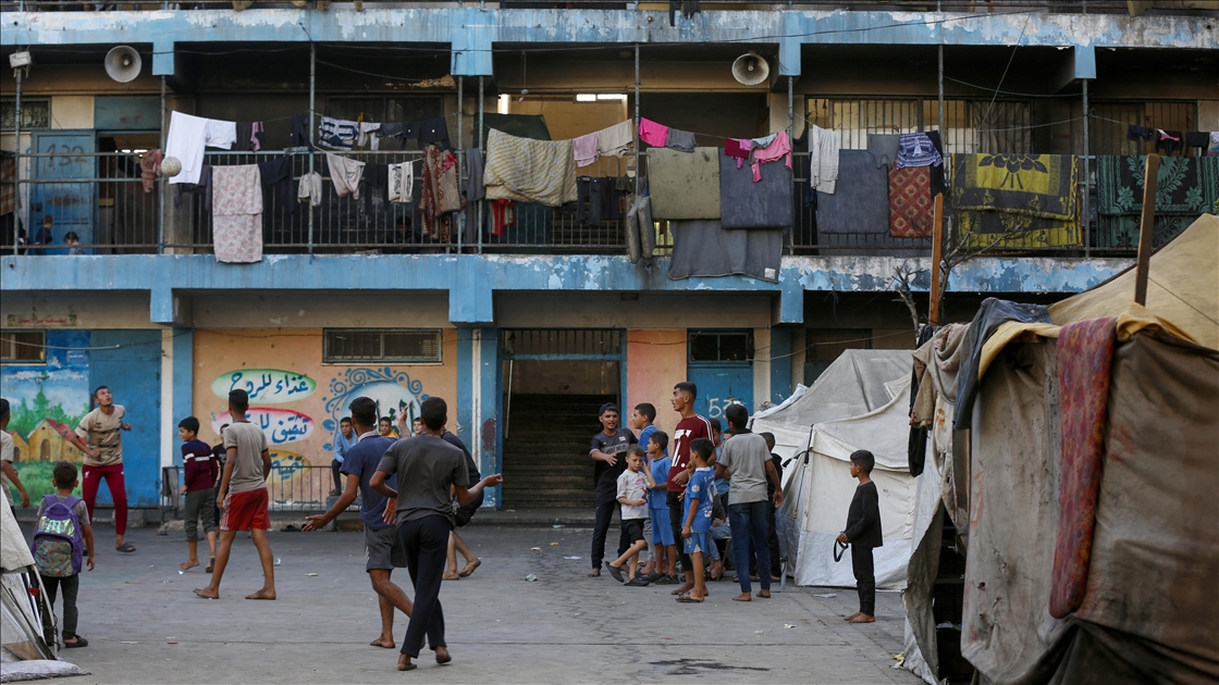 Deyr Belah'taki UNRWA okullarına sığınan Filistinliler