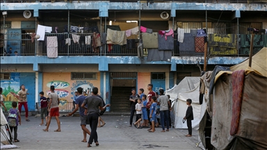Deyr Belah'taki UNRWA okullarına sığınan Filistinliler