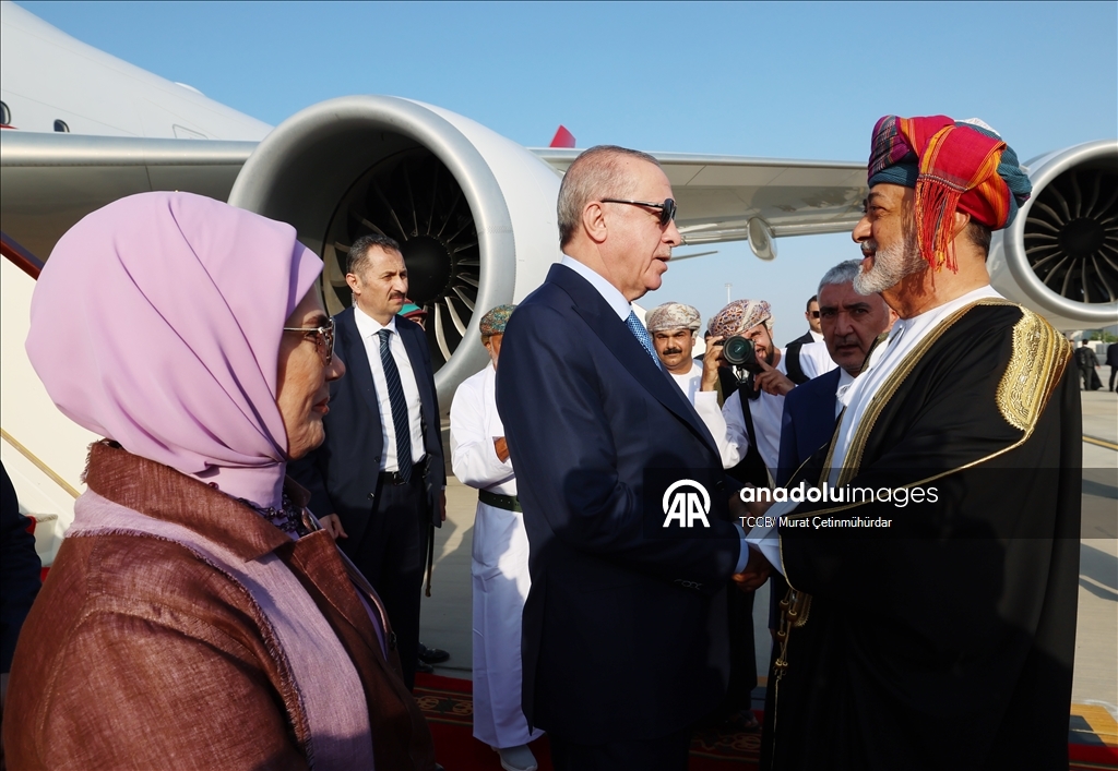 Cumhurbaşkanı Erdoğan, Umman'da resmi törenle karşılandı