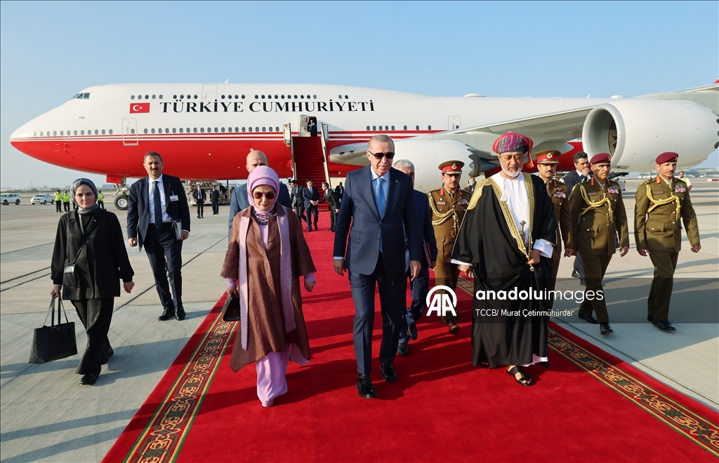 Cumhurbaşkanı Erdoğan, Umman'da resmi törenle karşılandı