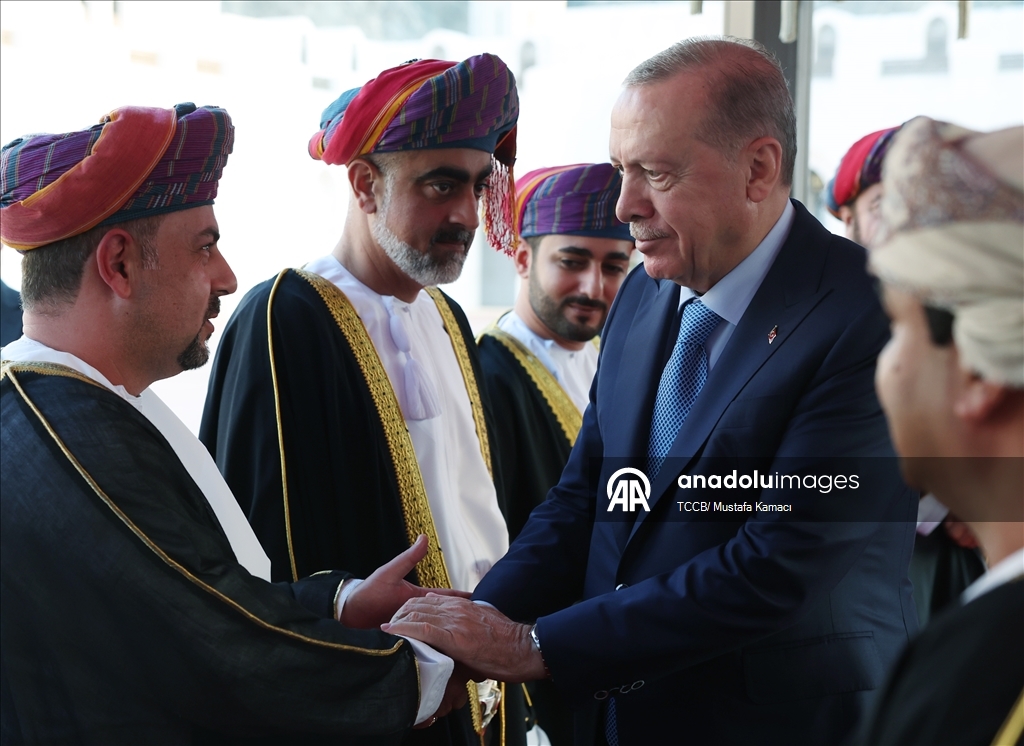 Cumhurbaşkanı Erdoğan, Umman'da resmi törenle karşılandı