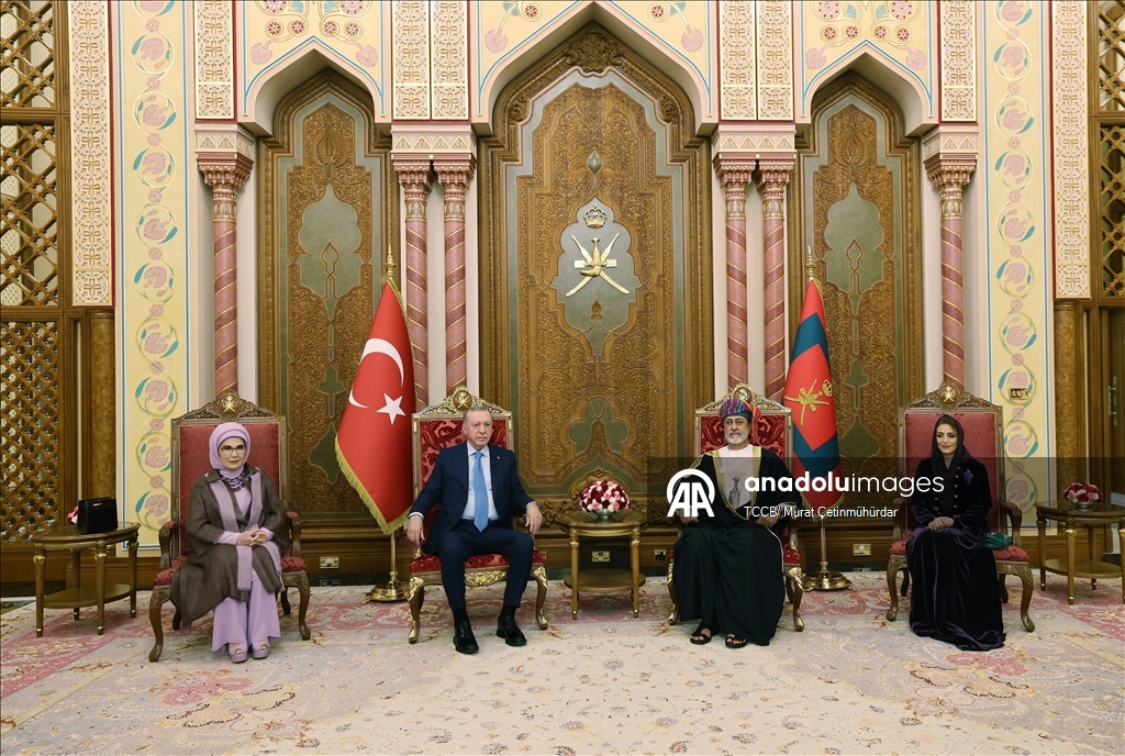 Cumhurbaşkanı Erdoğan, Umman'da resmi törenle karşılandı