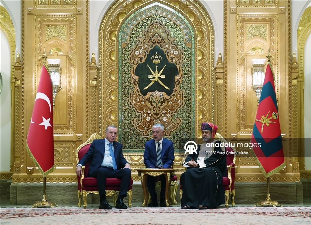 Cumhurbaşkanı Erdoğan, Umman'da resmi törenle karşılandı
