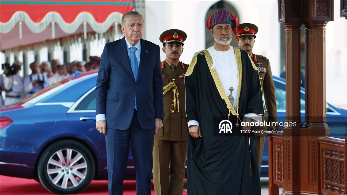 Cumhurbaşkanı Erdoğan, Umman'da resmi törenle karşılandı