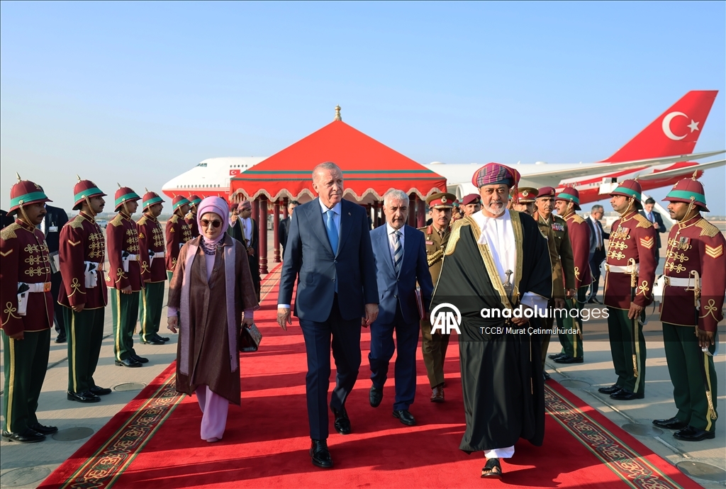 Cumhurbaşkanı Erdoğan, Umman'da resmi törenle karşılandı