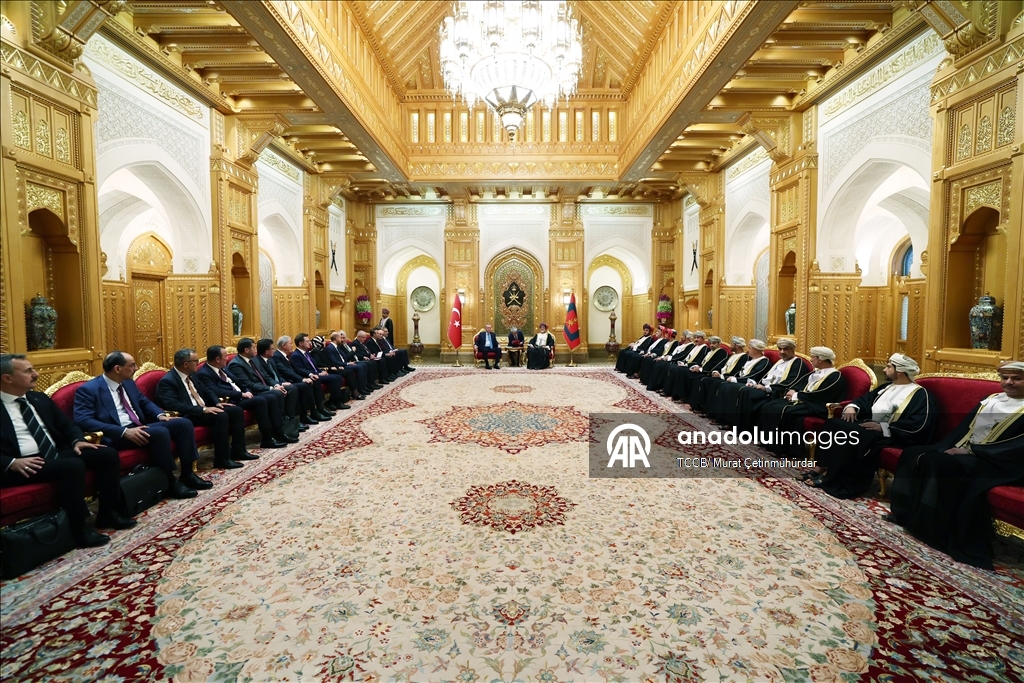 Cumhurbaşkanı Erdoğan, Umman'da resmi törenle karşılandı