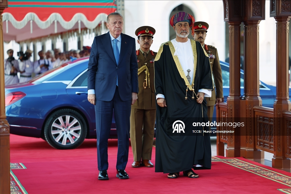 سلطان عمان يستقبل الرئيس أردوغان بمراسم رسمية