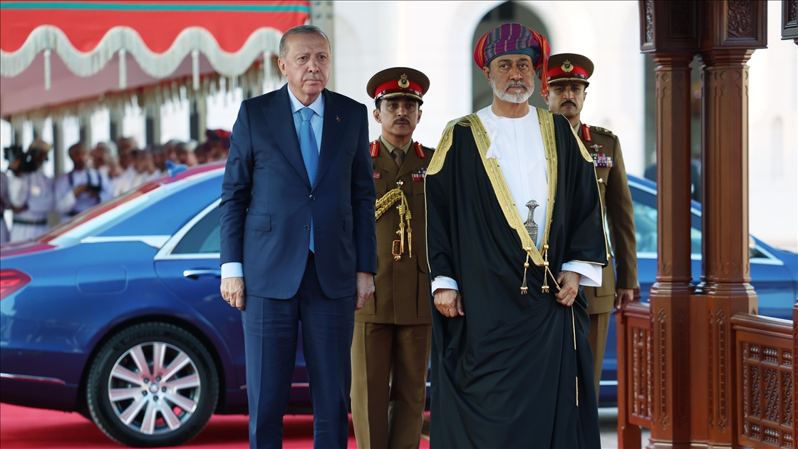 Cumhurbaşkanı Erdoğan, Umman'da resmi törenle karşılandı