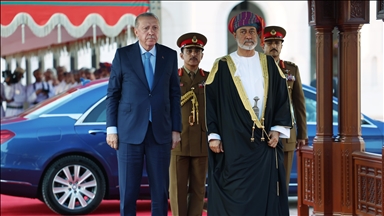 Cumhurbaşkanı Erdoğan, Umman'da resmi törenle karşılandı
