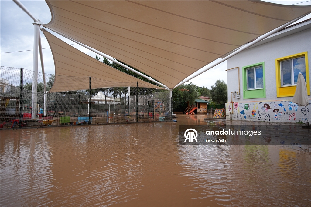 İzmir'in Foça ilçesinde sağanak hayatı olumsuz etkiledi