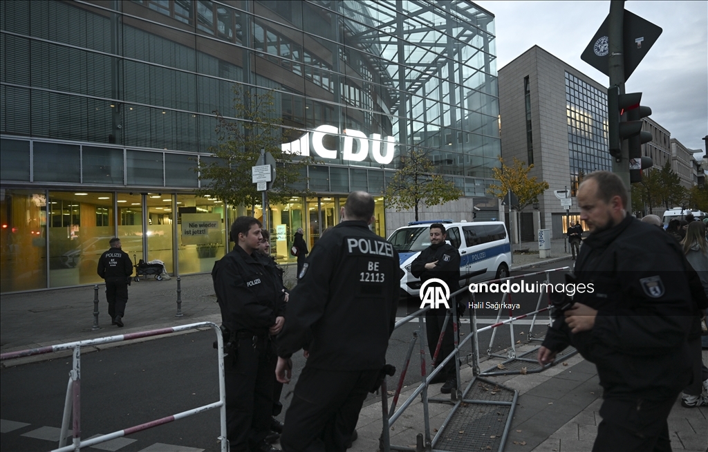 У здания офиса ХДС в Берлине прошла акция протеста против политики Мерца