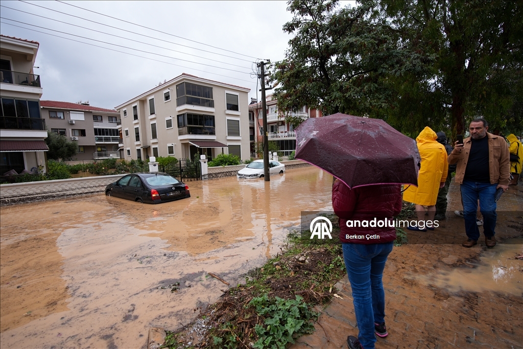 İzmir'in Foça ilçesinde sağanak hayatı olumsuz etkiledi