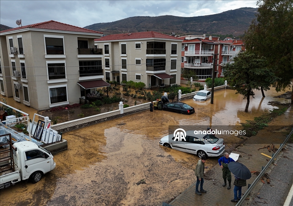 İzmir'in Foça ilçesinde sağanak hayatı olumsuz etkiledi