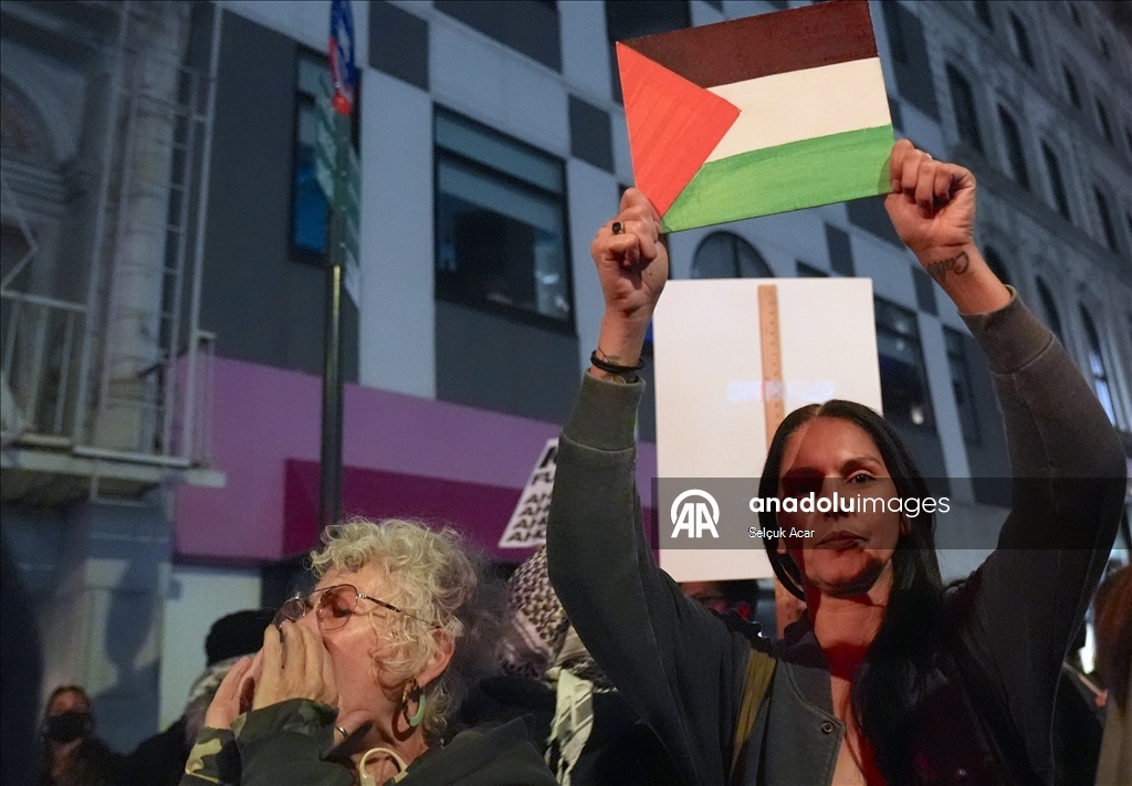 Anti-ICE protesters take over Manhattan streets in New York City