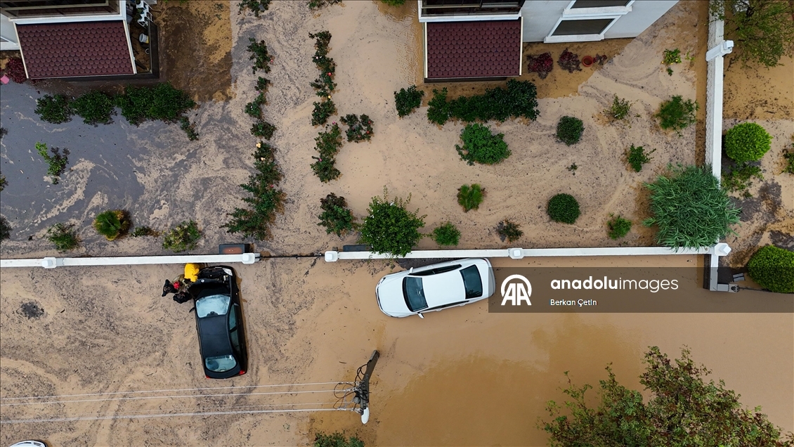 İzmir'in Foça ilçesinde sağanak hayatı olumsuz etkiledi