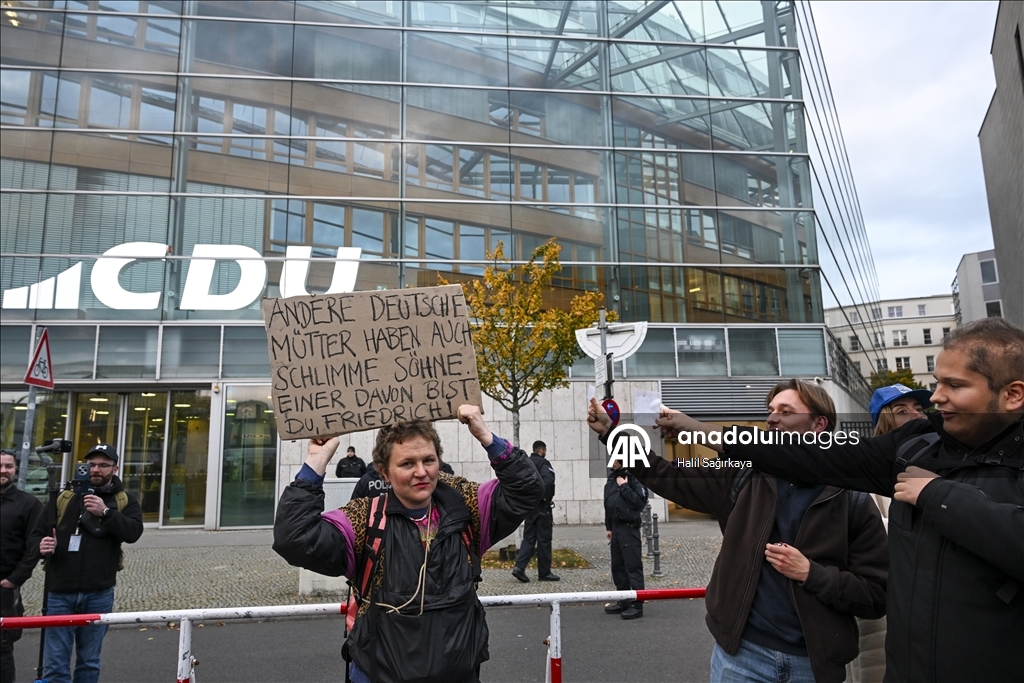 У здания офиса ХДС в Берлине прошла акция протеста против политики Мерца