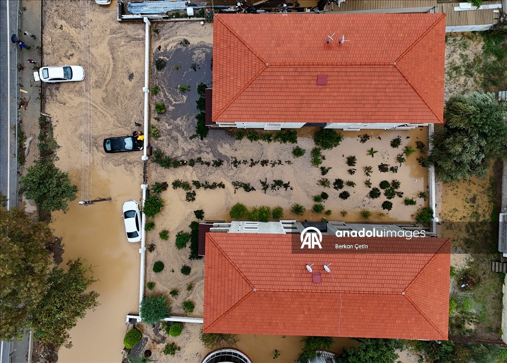 İzmir'in Foça ilçesinde sağanak hayatı olumsuz etkiledi