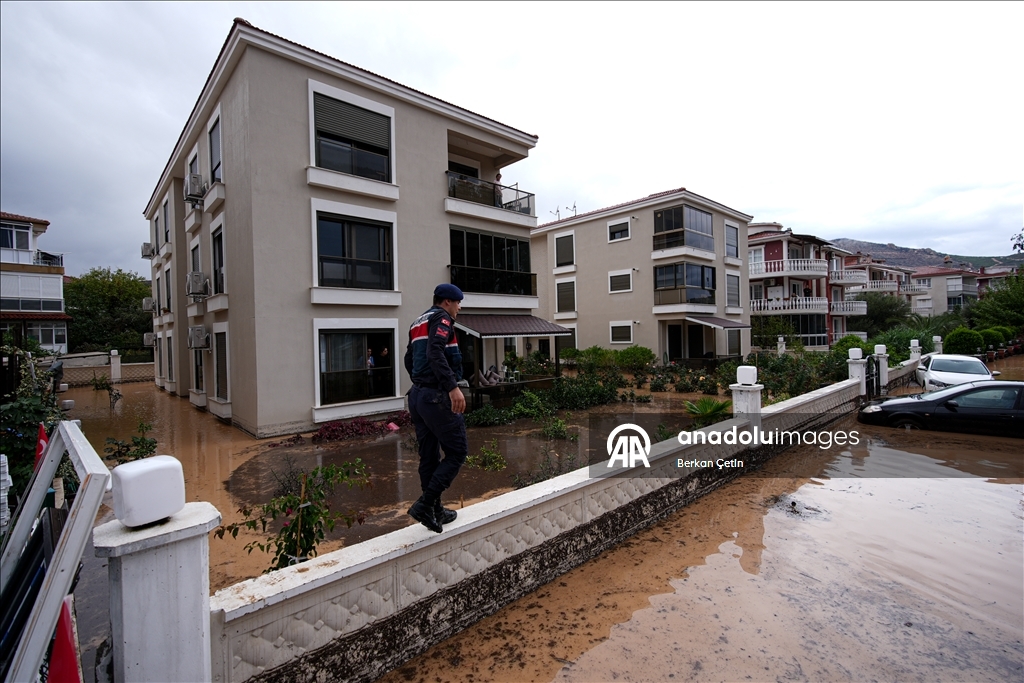 İzmir'in Foça ilçesinde sağanak hayatı olumsuz etkiledi