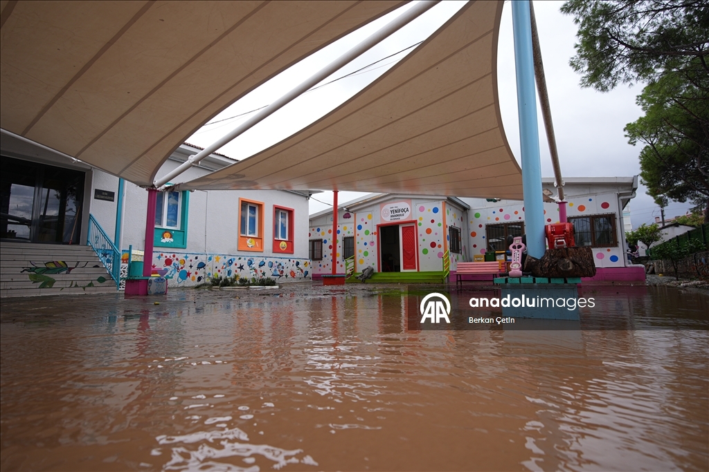 İzmir'in Foça ilçesinde sağanak hayatı olumsuz etkiledi