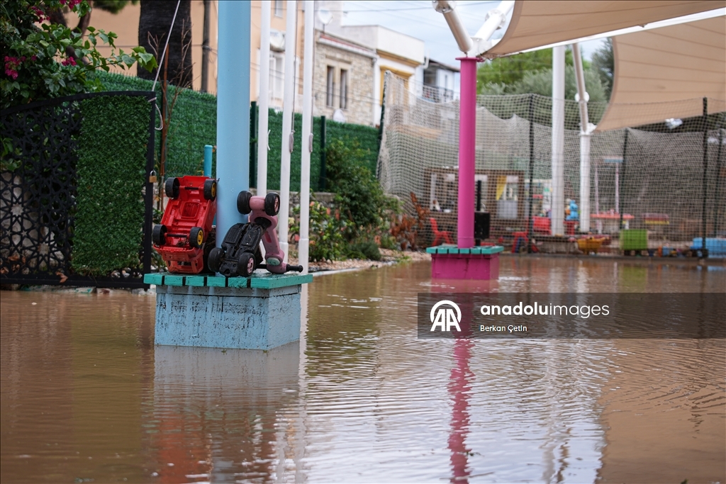 İzmir'in Foça ilçesinde sağanak hayatı olumsuz etkiledi