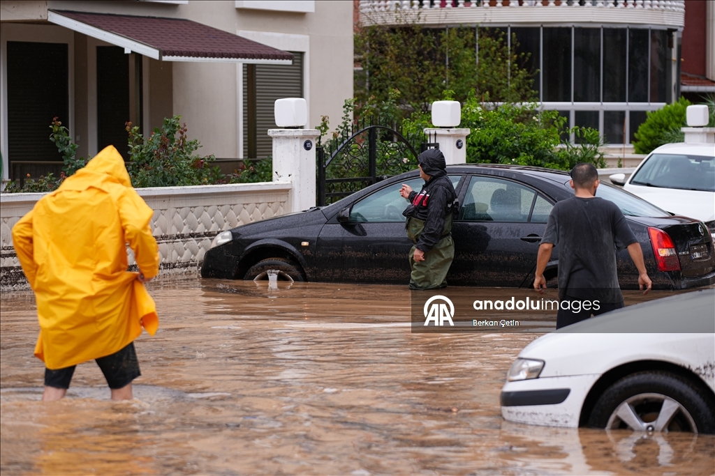 İzmir'in Foça ilçesinde sağanak hayatı olumsuz etkiledi