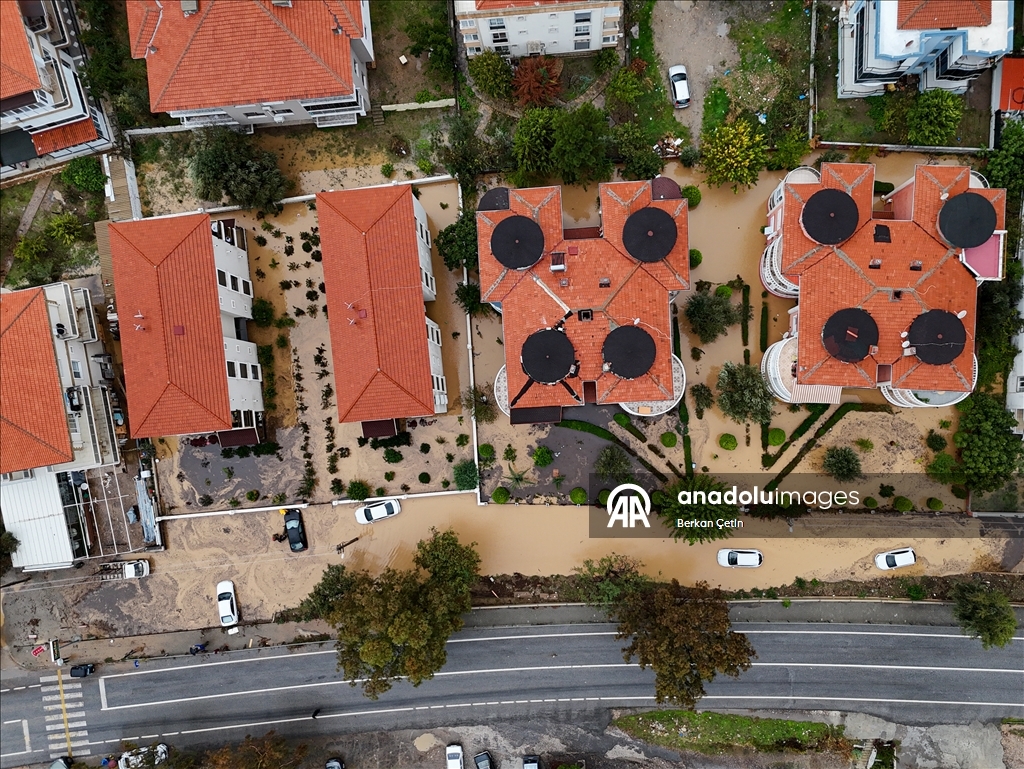 İzmir'in Foça ilçesinde sağanak hayatı olumsuz etkiledi