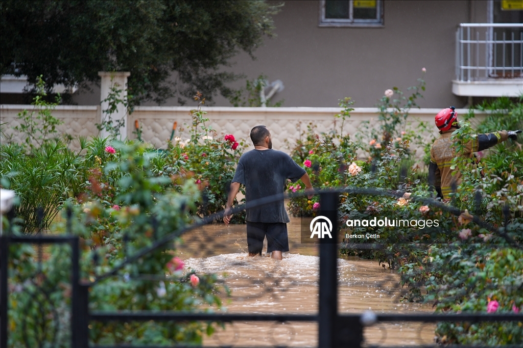 İzmir'in Foça ilçesinde sağanak hayatı olumsuz etkiledi