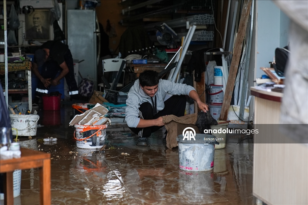 İzmir'in Foça ilçesinde sağanak hayatı olumsuz etkiledi