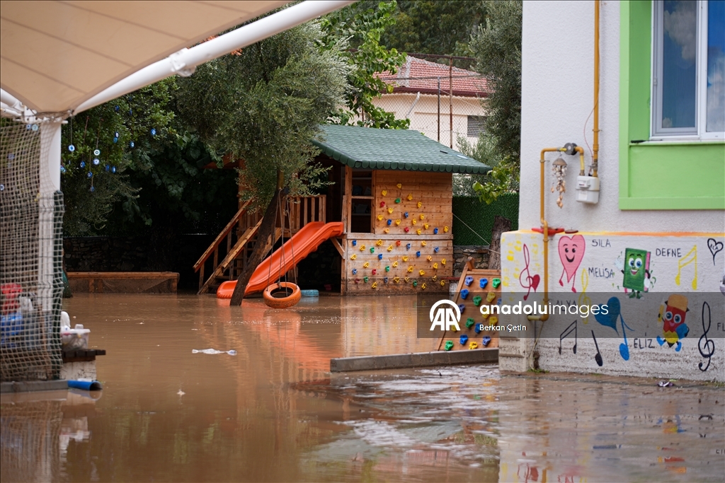 İzmir'in Foça ilçesinde sağanak hayatı olumsuz etkiledi