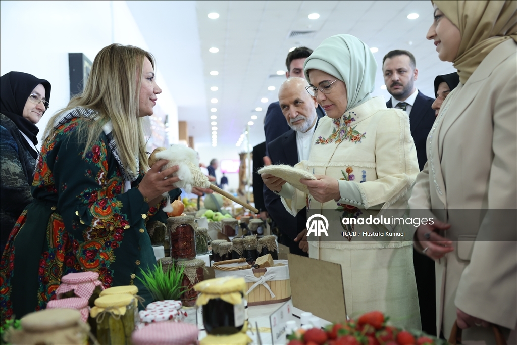 Cumhurbaşkanı Erdoğan'ın eşi Emine Erdoğan, "Siirtlilerle Buluşma" programına katıldı