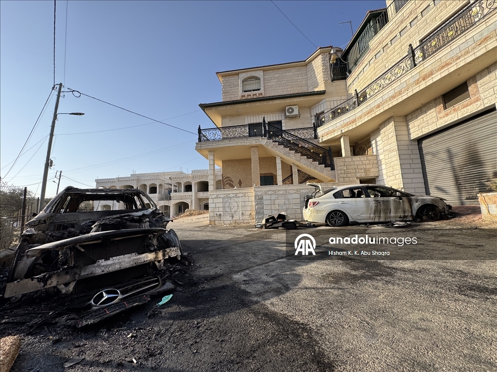مستوطنون إسرائيليون يحرقون 3 مركبات فلسطينية بالضفة الغربية