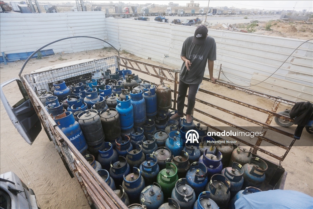 بعد إدخال كميات محدودة.. فلسطينيون في طوابير بانتظار غاز طهي بغزة