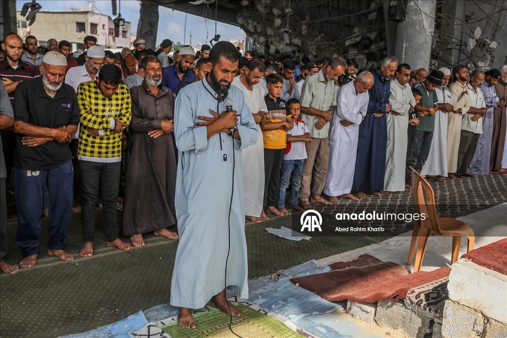 İsrail saldırılarında yıkıma uğrayan Han Yunus'taki Albani Camii'nde cuma namazı kılındı