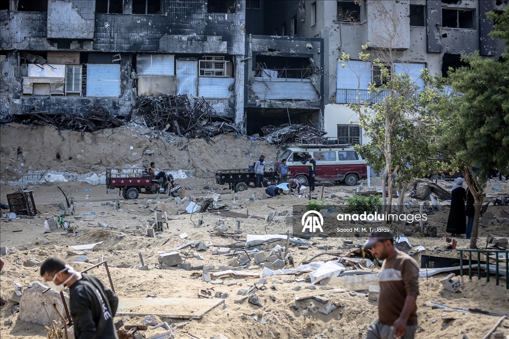 Gazze'de geçici mezarlara defnedilen Filistinlilerin cenazeleri çıkarılıp aile mezarlıklarına defnediliyor