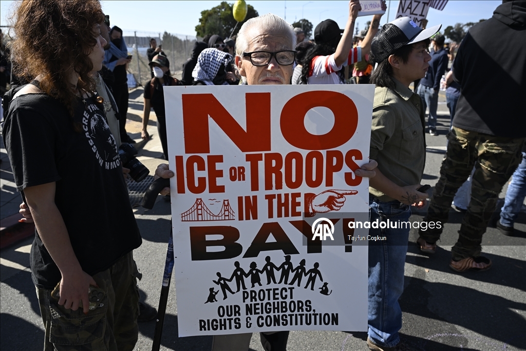 ICE karşıtı protestocular California'daki Sahil Güvenlik Adası'nın girişini kapattı
