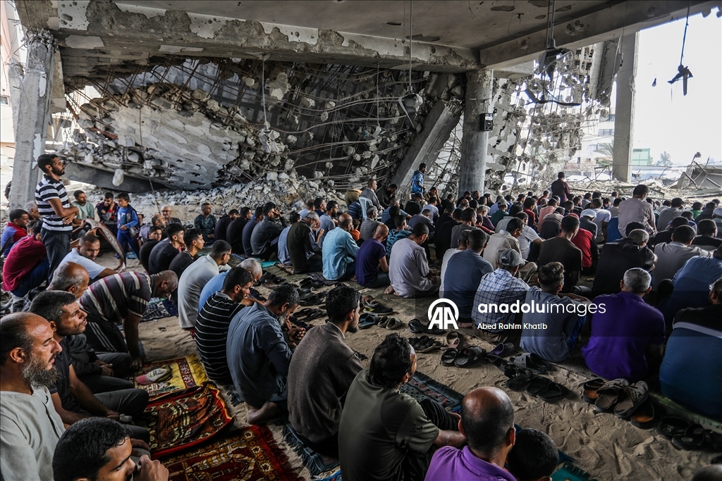 İsrail saldırılarında yıkıma uğrayan Han Yunus'taki Albani Camii'nde cuma namazı kılındı
