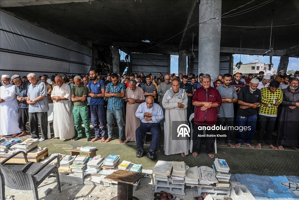 İsrail saldırılarında yıkıma uğrayan Han Yunus'taki Albani Camii'nde cuma namazı kılındı