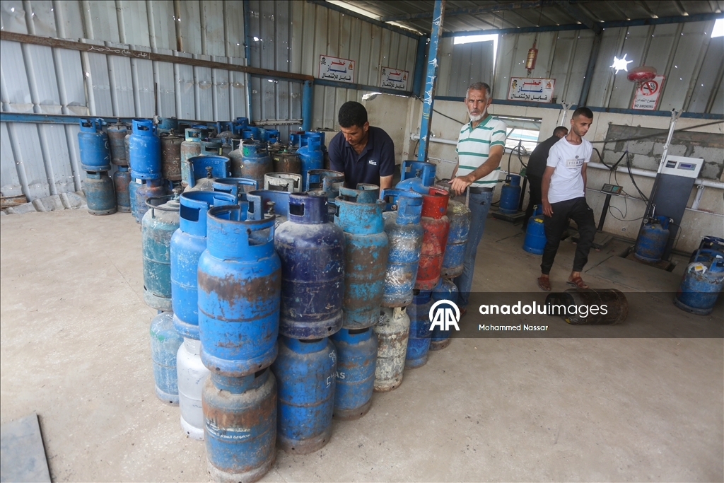بعد إدخال كميات محدودة.. فلسطينيون في طوابير بانتظار غاز طهي بغزة