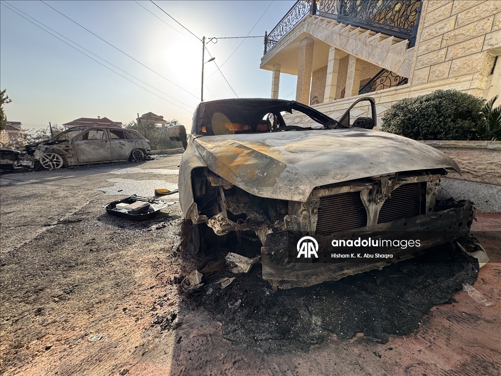 مستوطنون إسرائيليون يحرقون 3 مركبات فلسطينية بالضفة الغربية