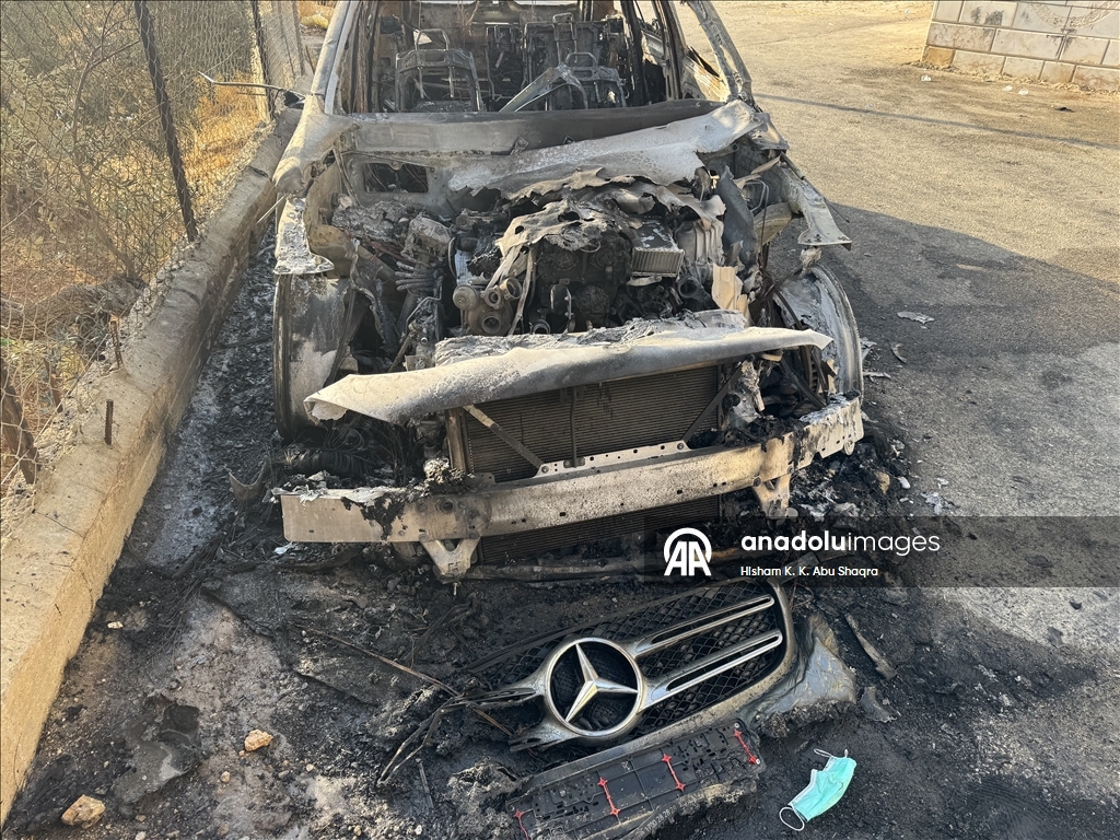 مستوطنون إسرائيليون يحرقون 3 مركبات فلسطينية بالضفة الغربية