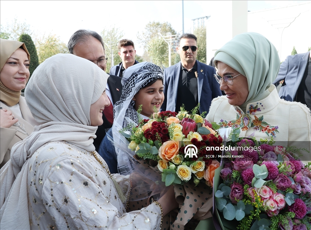 Cumhurbaşkanı Erdoğan'ın eşi Emine Erdoğan, "Siirtlilerle Buluşma" programına katıldı