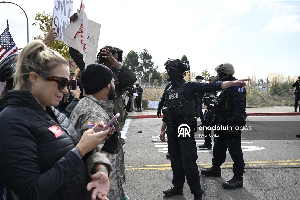 ICE karşıtı protestocular California'daki Sahil Güvenlik Adası'nın girişini kapattı