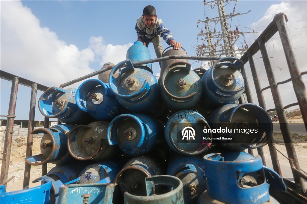 بعد إدخال كميات محدودة.. فلسطينيون في طوابير بانتظار غاز طهي بغزة