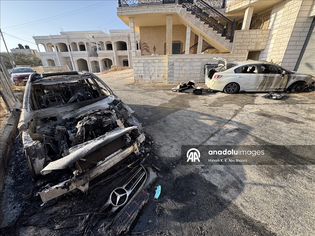 مستوطنون إسرائيليون يحرقون 3 مركبات فلسطينية بالضفة الغربية