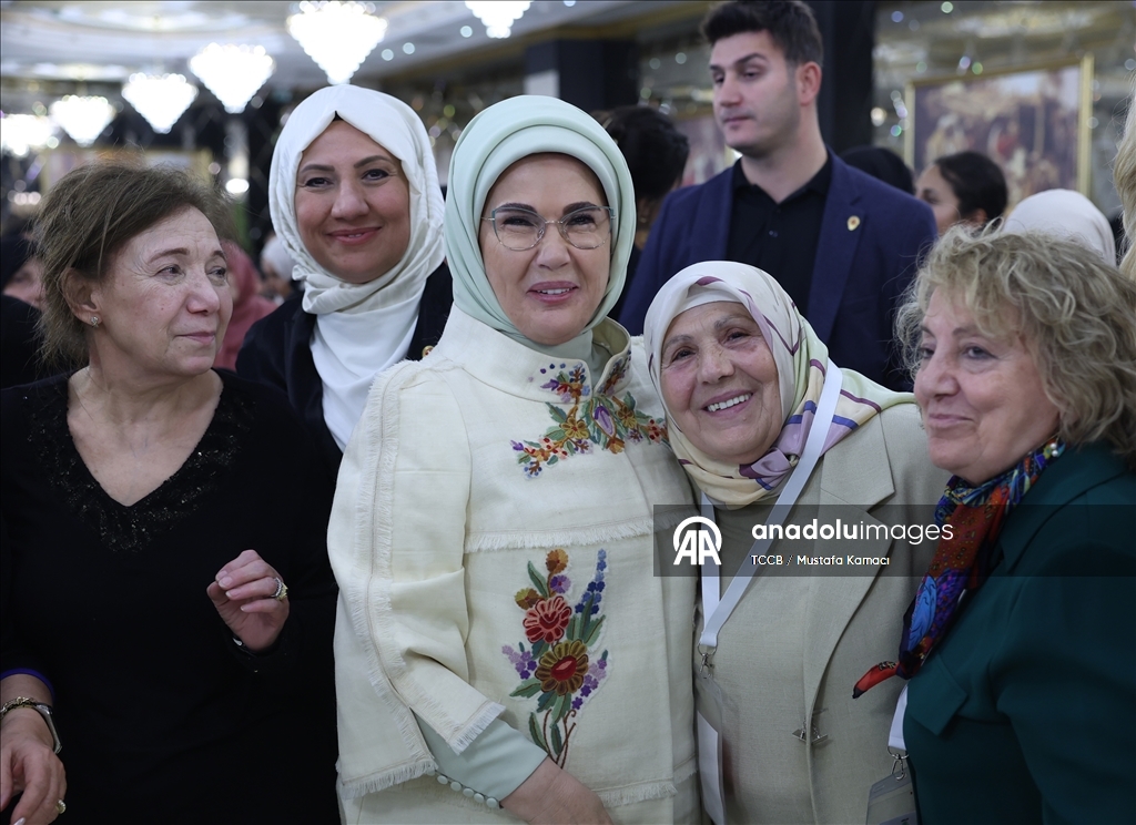Cumhurbaşkanı Erdoğan'ın eşi Emine Erdoğan, "Siirtlilerle Buluşma" programına katıldı