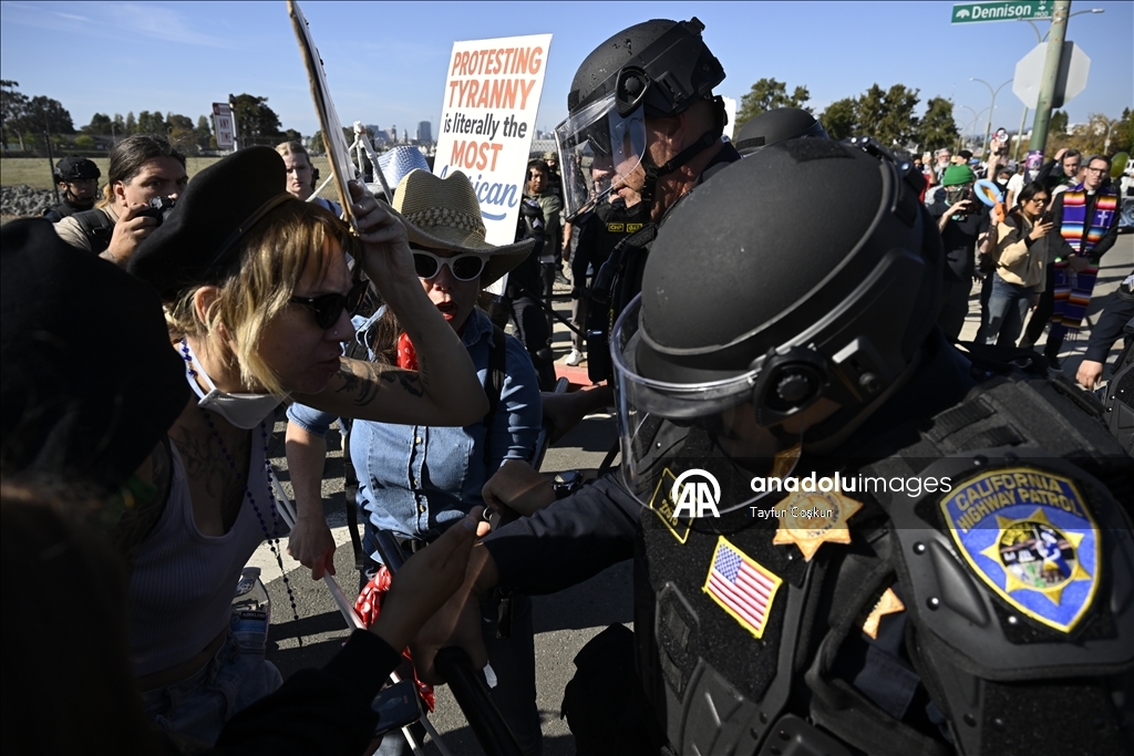 ICE karşıtı protestocular California'daki Sahil Güvenlik Adası'nın girişini kapattı