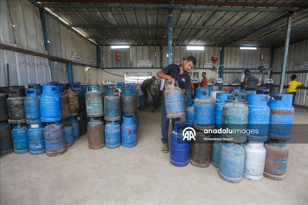 بعد إدخال كميات محدودة.. فلسطينيون في طوابير بانتظار غاز طهي بغزة