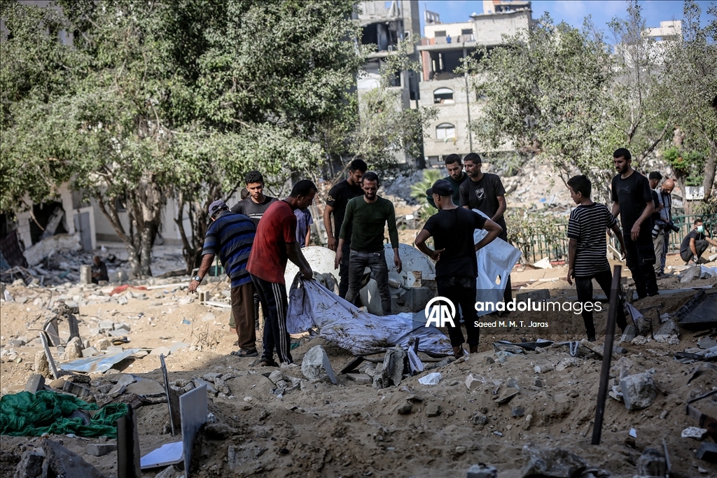 Gazze'de geçici mezarlara defnedilen Filistinlilerin cenazeleri çıkarılıp aile mezarlıklarına defnediliyor