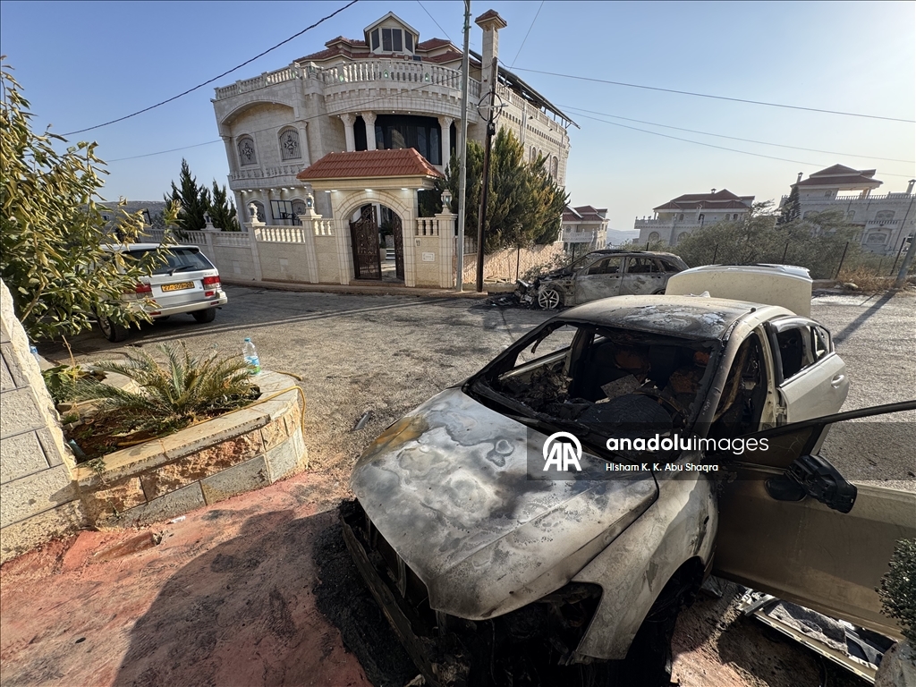 مستوطنون إسرائيليون يحرقون 3 مركبات فلسطينية بالضفة الغربية